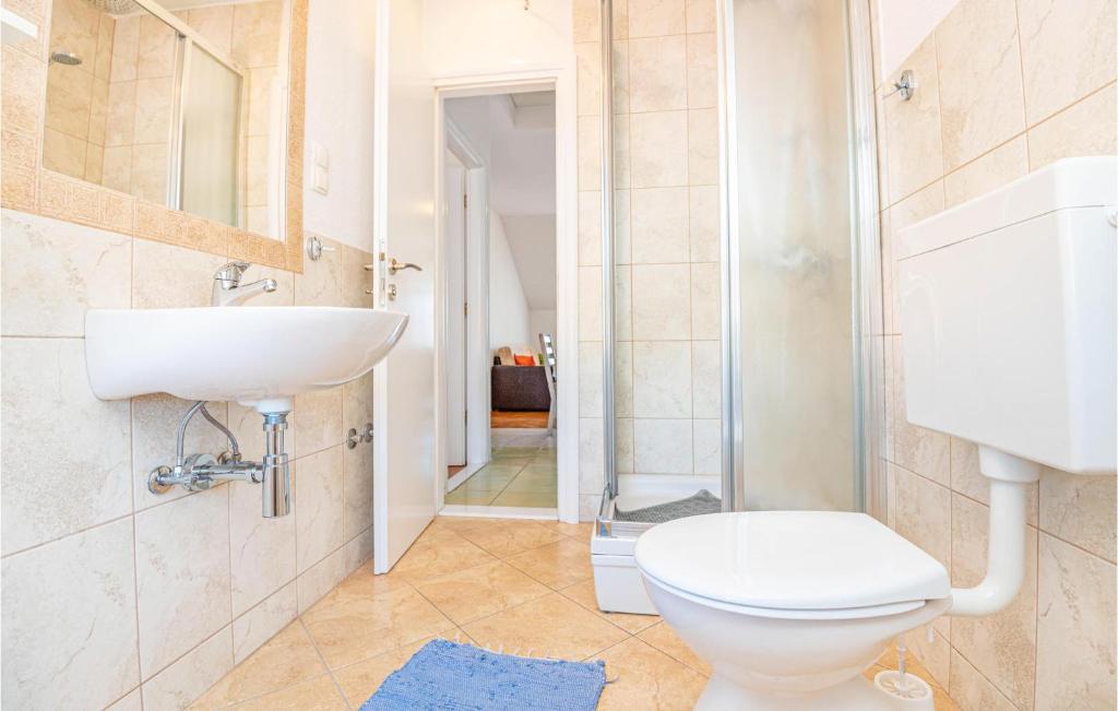 Kúpeľňa v ubytovaní Two-Bedroom Apartment Vodice With Sea View 06