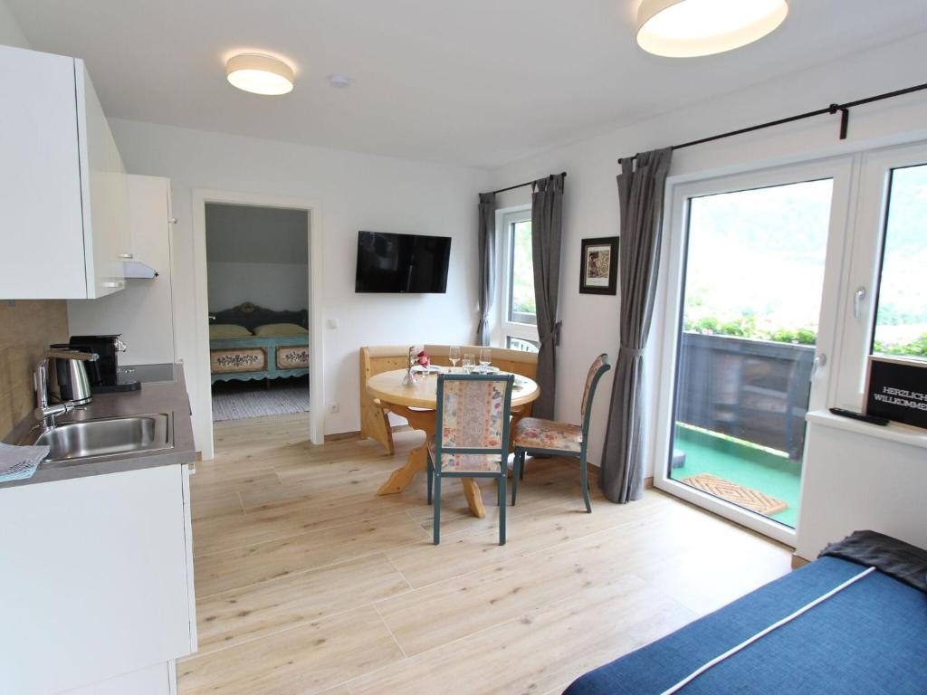 Televízia a/alebo spoločenská miestnosť v ubytovaní Peaceful Apartment in Sankt Michael im Lungau