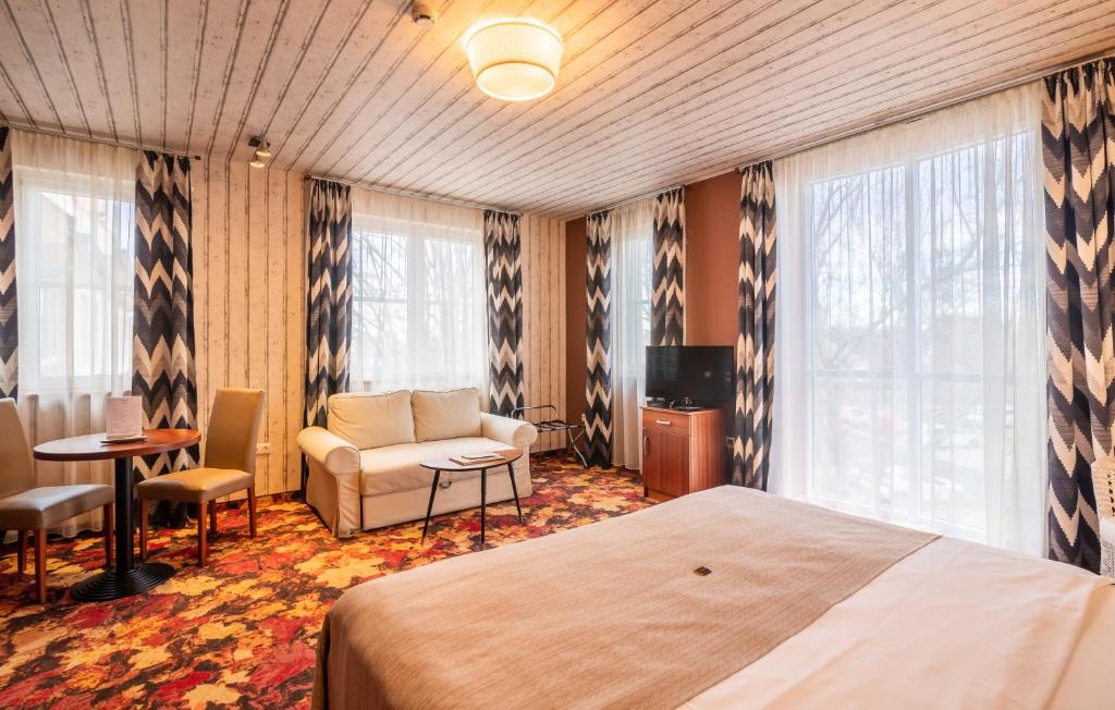 Televízia a/alebo spoločenská miestnosť v ubytovaní Hotel Lajta Park