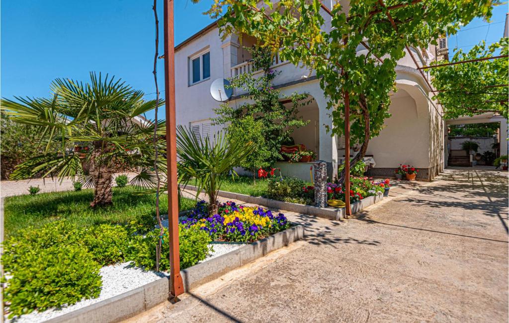 Zahrada ubytování Three-Bedroom Apartment In Vodice