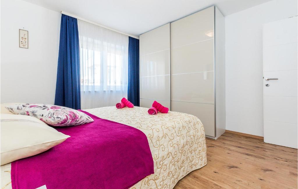 Postel nebo postele na pokoji v ubytování Three-Bedroom Apartment In Vodice