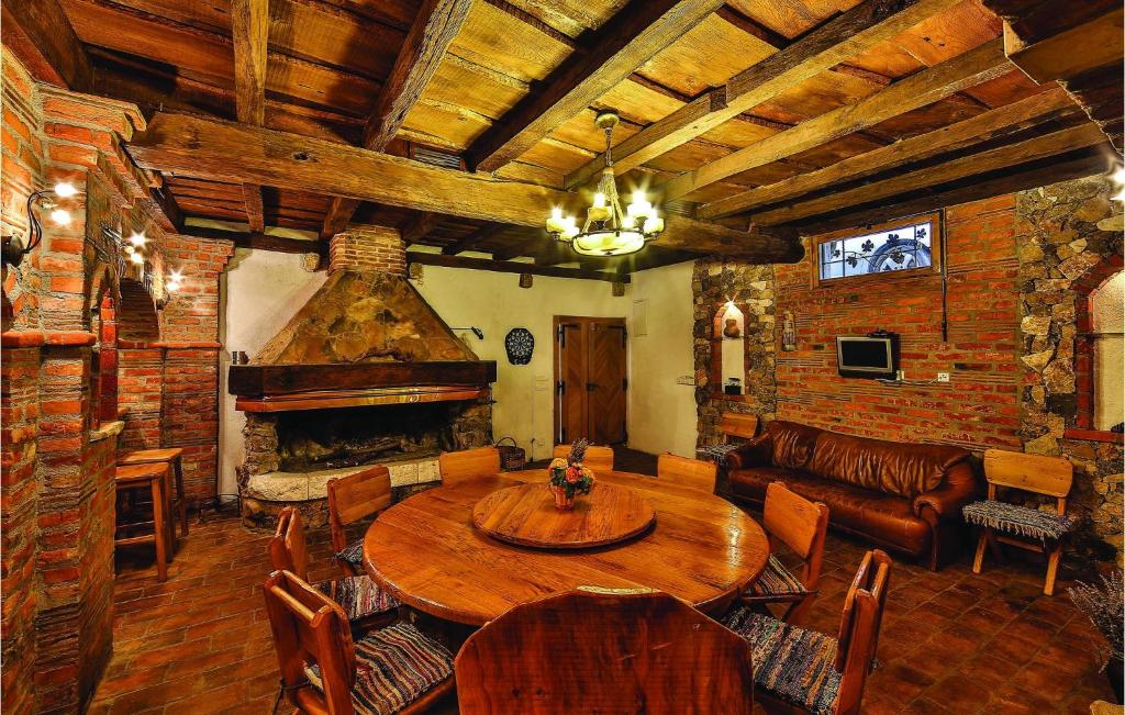 Televízia a/alebo spoločenská miestnosť v ubytovaní Holiday Home Plano With A Fireplace 08