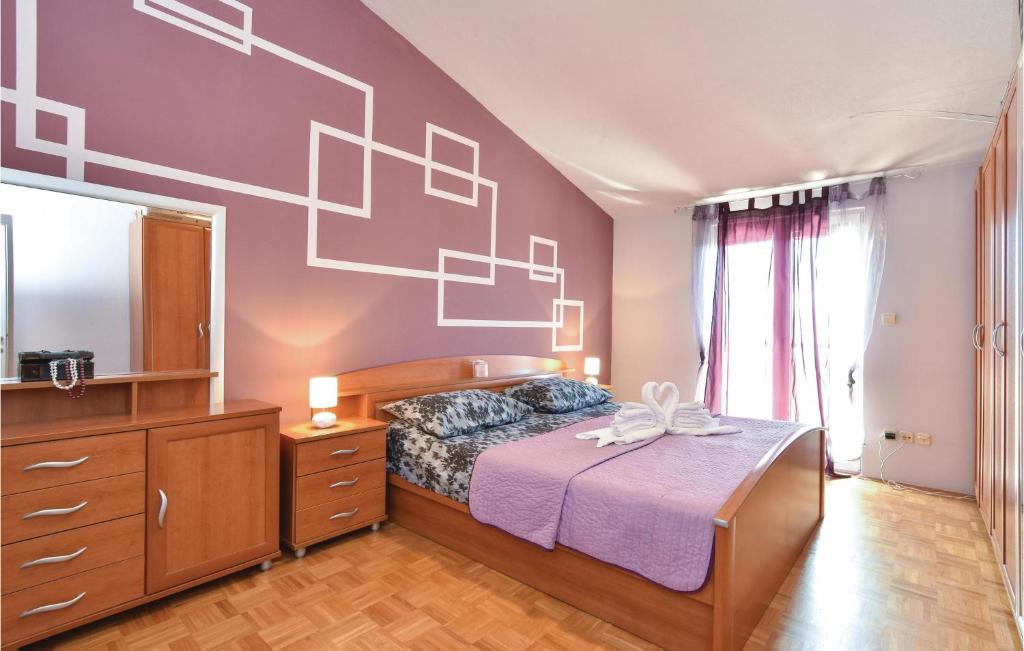 Posteľ alebo postele v izbe v ubytovaní Six-Bedroom Holiday Home In Podstrana