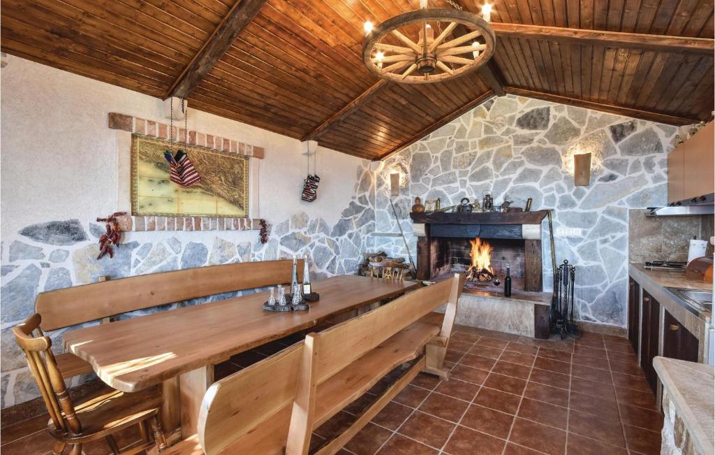Fotografia z galérie ubytovania Six-Bedroom Holiday Home In Podstrana v destinácii Podstrana