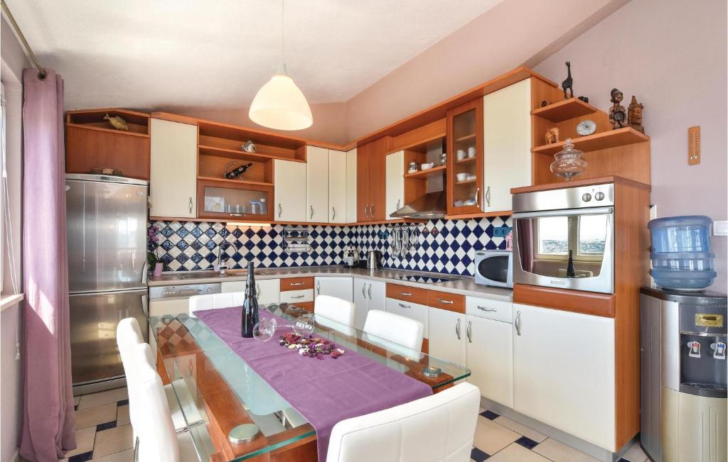 Kuchyňa alebo kuchynka v ubytovaní Six-Bedroom Holiday Home In Podstrana