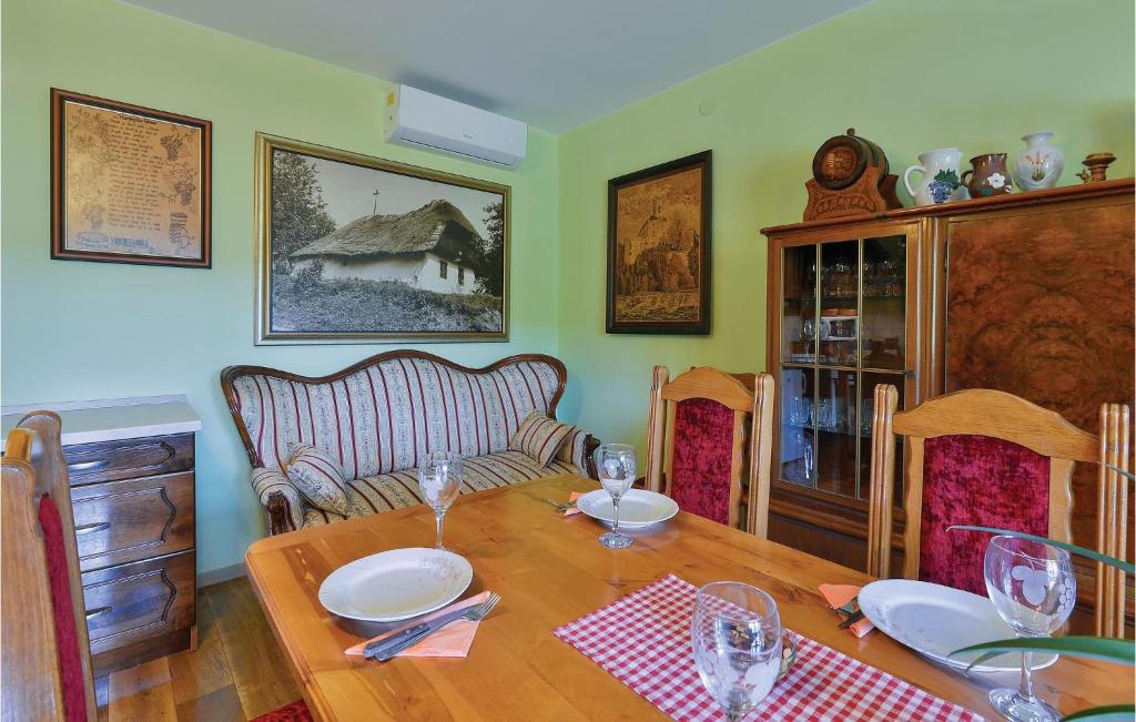 a dining room with a table and a couch at Amazing Home In Vinica With Wifi in Vinica
