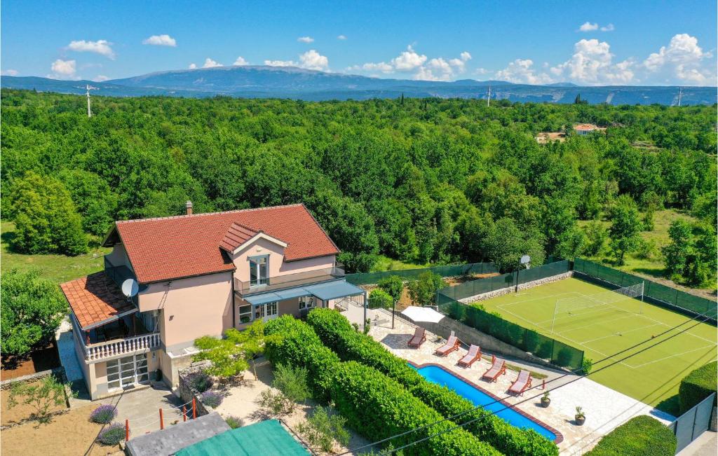 een luchtzicht op een huis met een tennisbaan bij Amazing Home In Krivodol With Wifi in Krivodol