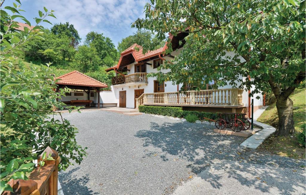 Zahrada ubytování Amazing Home In Vinica With Sauna
