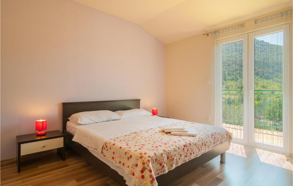 Posteľ alebo postele v izbe v ubytovaní Four-Bedroom Holiday Home Kucice With A Fireplace 09
