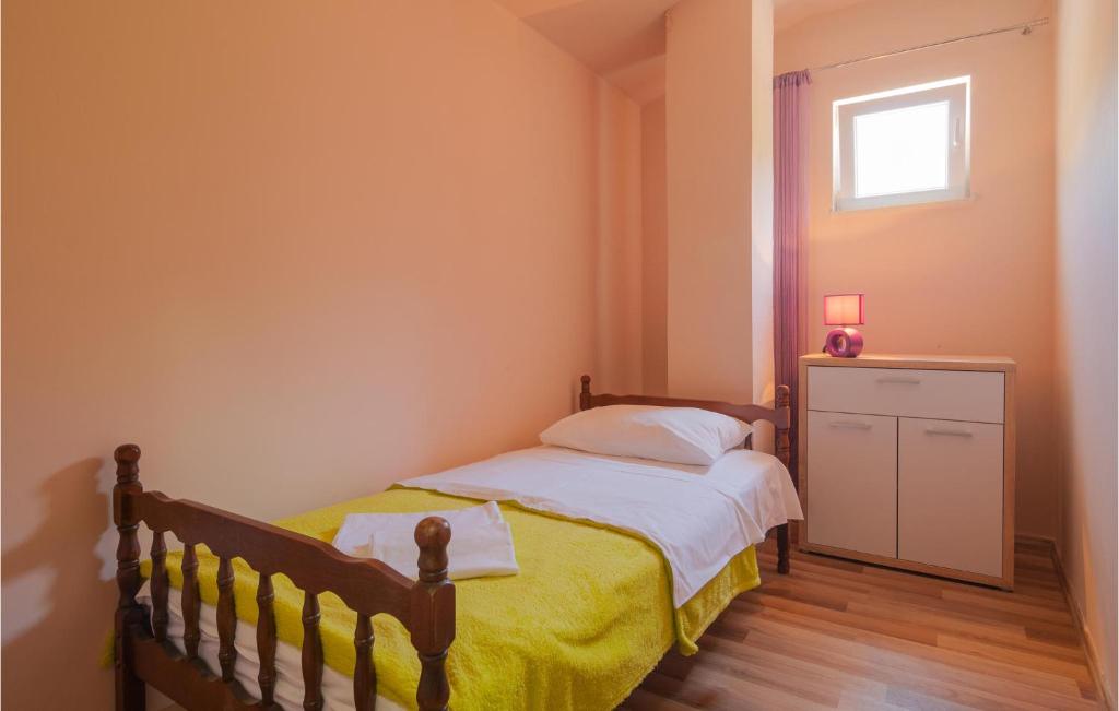 Posteľ alebo postele v izbe v ubytovaní Four-Bedroom Holiday Home Kucice With A Fireplace 09