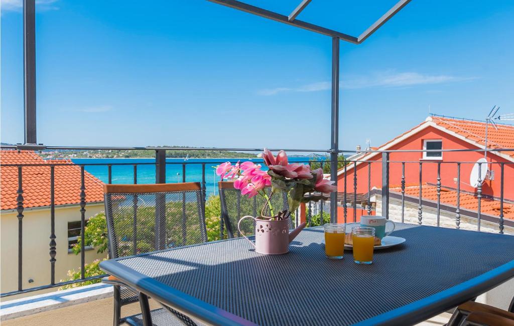 a blue table with a vase of flowers on a balcony at Cozy Apartment In Srima in Srima