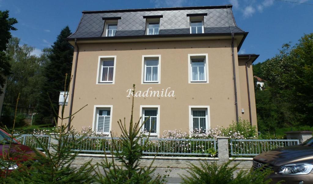 une maison avec un panneau sur son côté dans l'établissement Apartmán Radmila, à Luhačovice