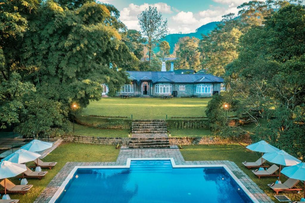 eine Luftansicht eines Hauses mit Pool in der Unterkunft The Lavender House by Reveal in Kandy