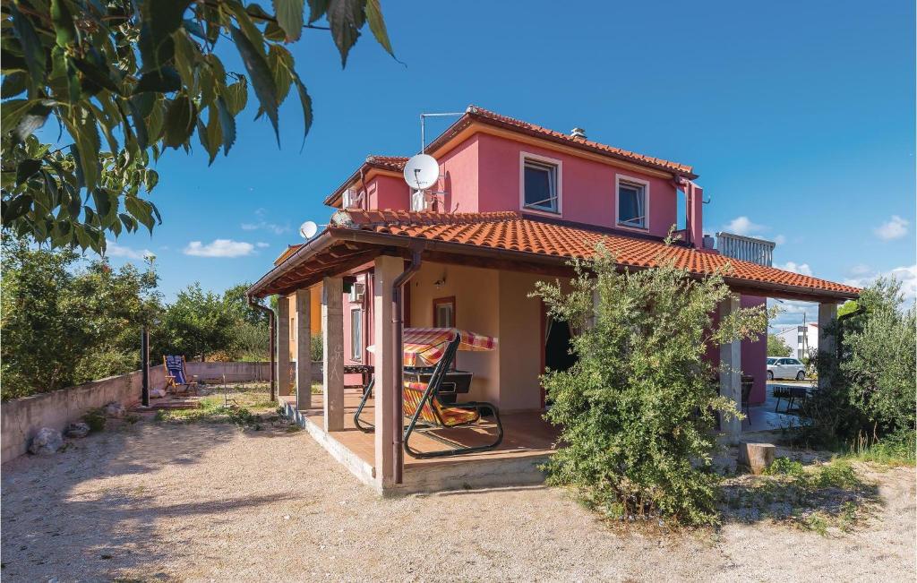 een klein huis met een rood dak bij Beautiful Home In Sibenik With Wifi in Šibenik