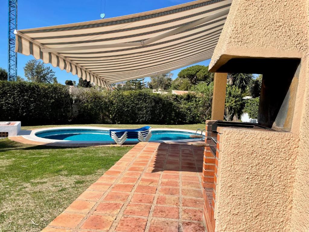 Bazén v ubytování Marbella Villas nebo v jeho okolí