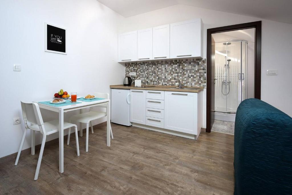 Kuchyňa alebo kuchynka v ubytovaní Centrally located studio apartment Seagull