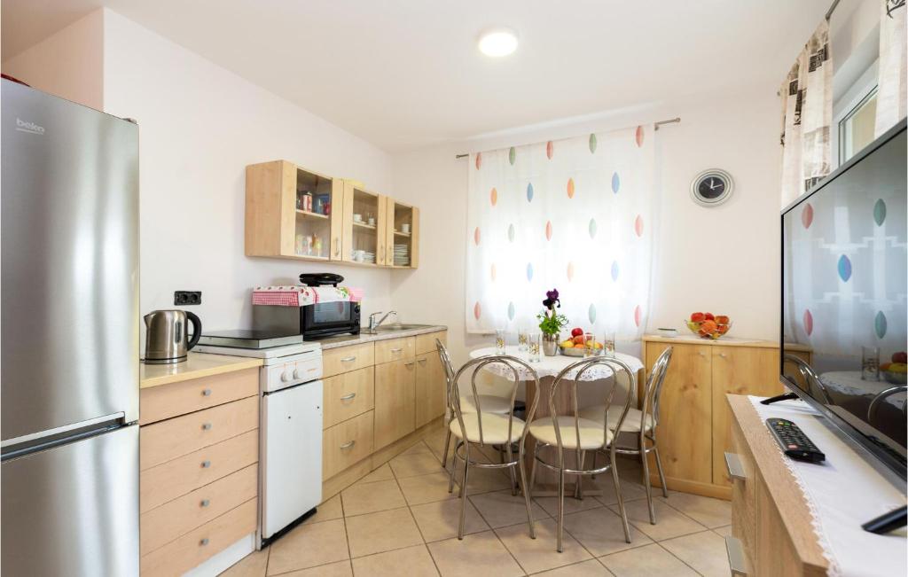 Kuchyň nebo kuchyňský kout v ubytování 2 Bedroom Lovely Apartment In Rovanjska