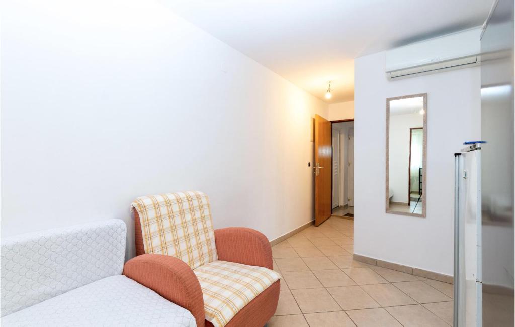 Posezení v ubytování 2 Bedroom Lovely Apartment In Rovanjska