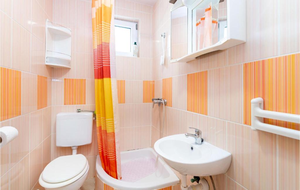 Koupelna v ubytování 2 Bedroom Lovely Apartment In Rovanjska