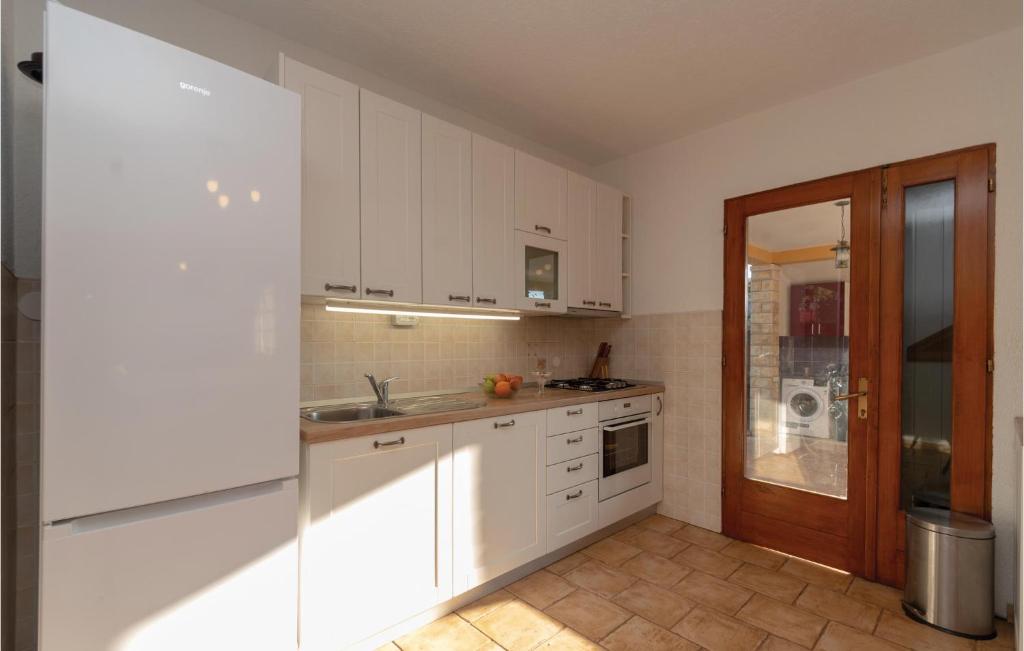 Kuchnia lub aneks kuchenny w obiekcie 3 Bedroom Nice Home In Cara