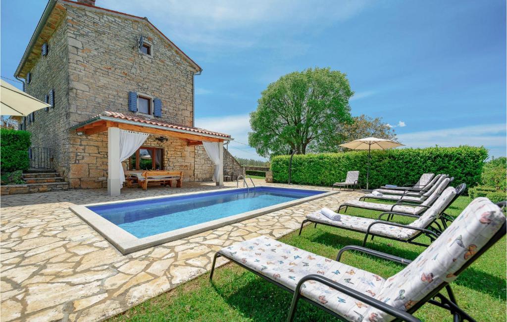 Amazing Home In Pamici With 4 Bedrooms, Wifi And Outdoor Swimming Pool tesisinde veya buraya yakın yüzme havuzu