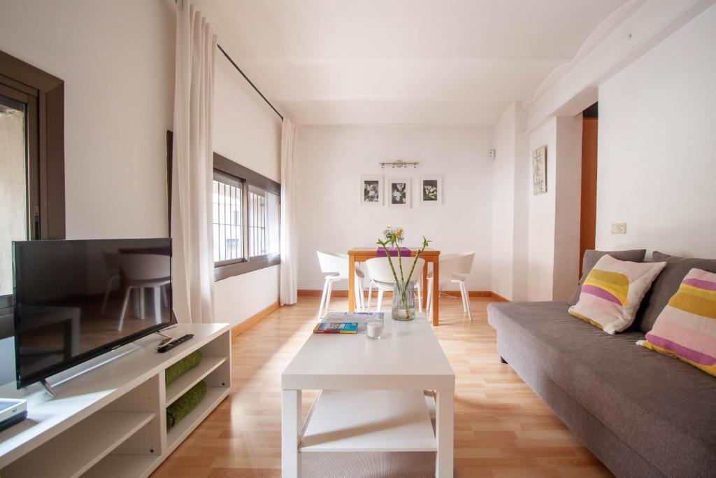 sala de estar con sofá y mesa en Apartamento zona Sagrada Familia, en Barcelona