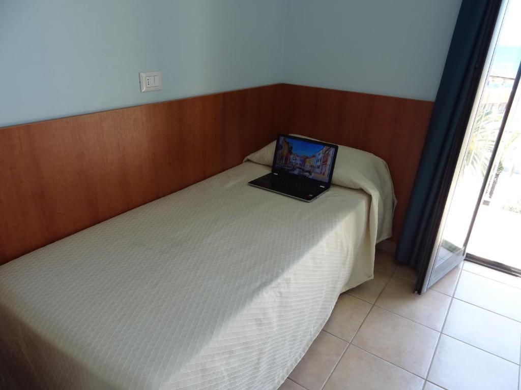 Łóżko lub łóżka w pokoju w obiekcie Hotel Sole E Mare