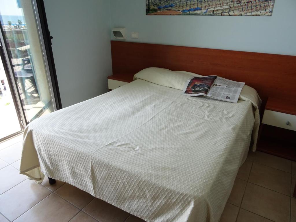 Łóżko lub łóżka w pokoju w obiekcie Hotel Sole E Mare