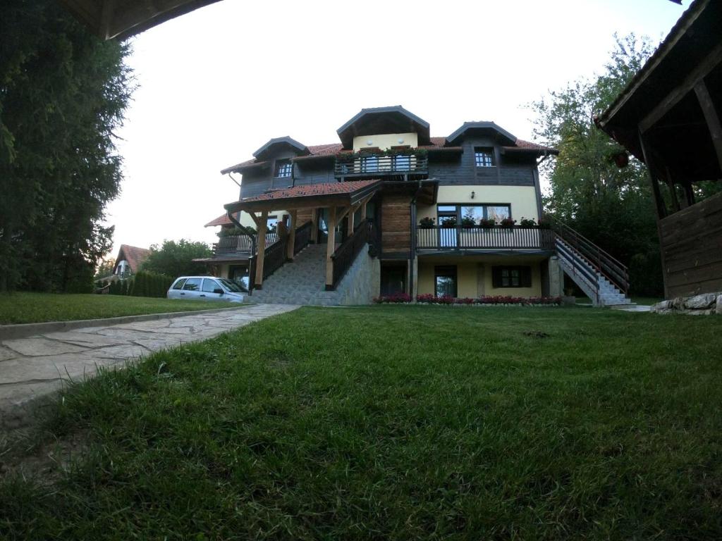 uma casa grande com um carro estacionado em frente em Vila Jovanka Zlatibor em Palisat