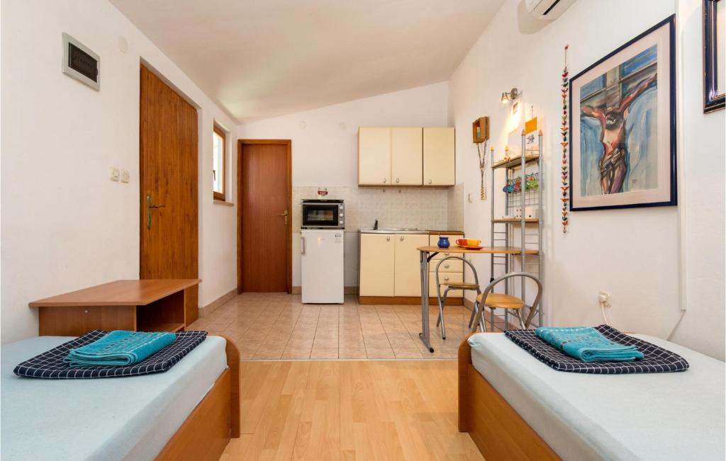 Kuchyň nebo kuchyňský kout v ubytování Studio Holiday Home In Premantura