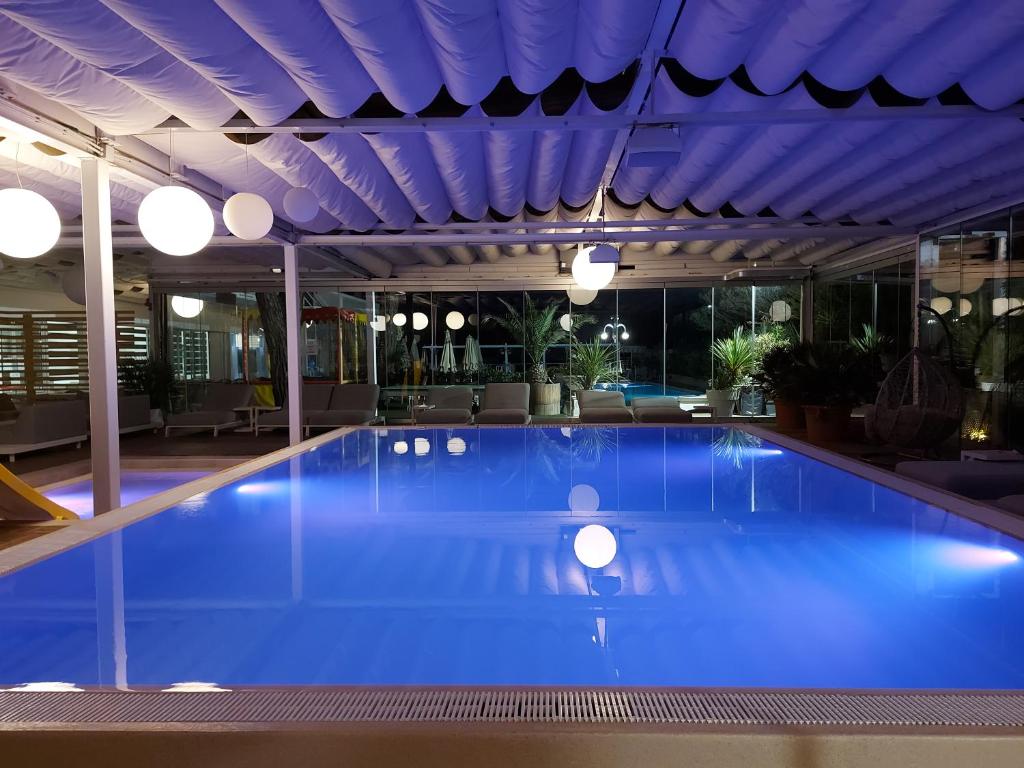 Bazén v ubytování Hotel Nettuno nebo v jeho okolí