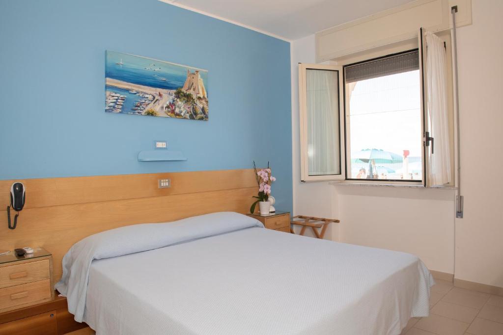 Postel nebo postele na pokoji v ubytování Albergo La Sirenella