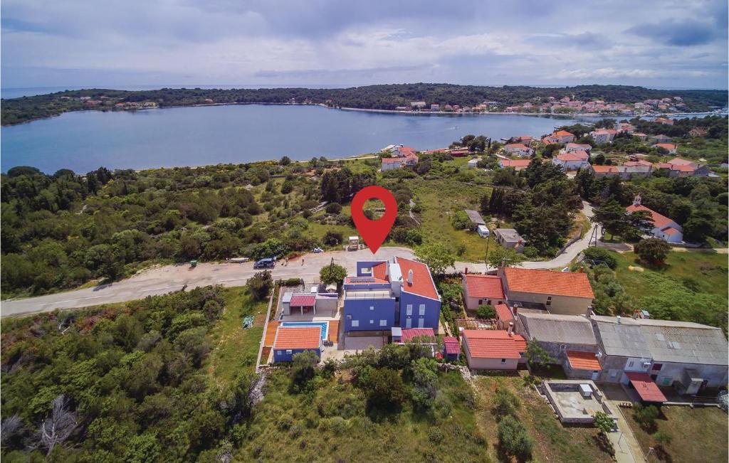 Una vista aérea de una casa con un corazón rojo. en Lovely Apartment In Veli Rat With Kitchen, en Veli Rat