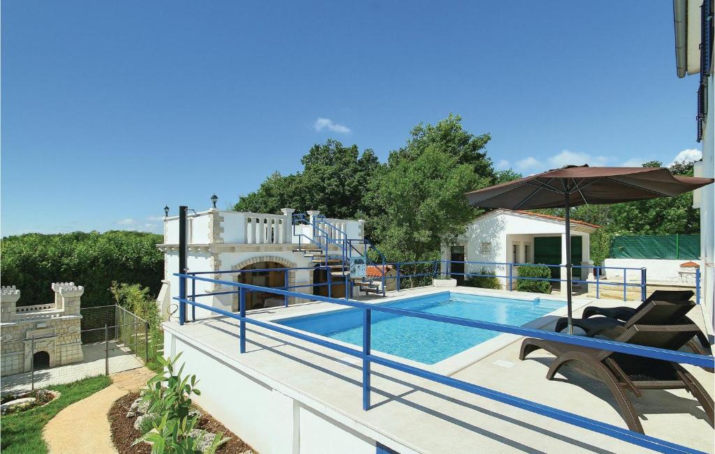 una piscina en la azotea de una casa en Stunning Home In Motovun With Private Swimming Pool, Can Be Inside Or Outside, en Motovun