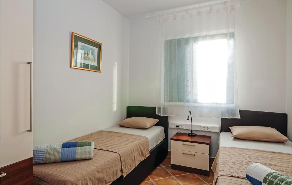 S&auml;ng eller s&auml;ngar i ett rum p&aring; Gorgeous Apartment In Privlaka With Wifi