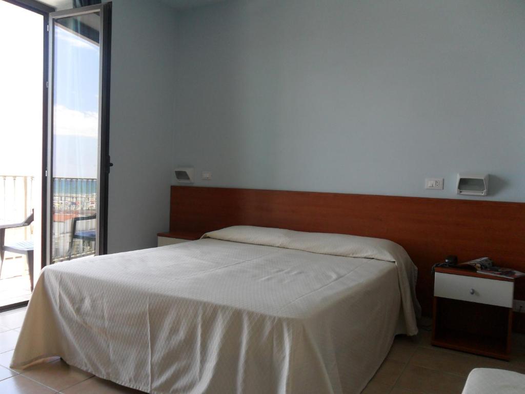 Łóżko lub łóżka w pokoju w obiekcie Hotel Sole E Mare