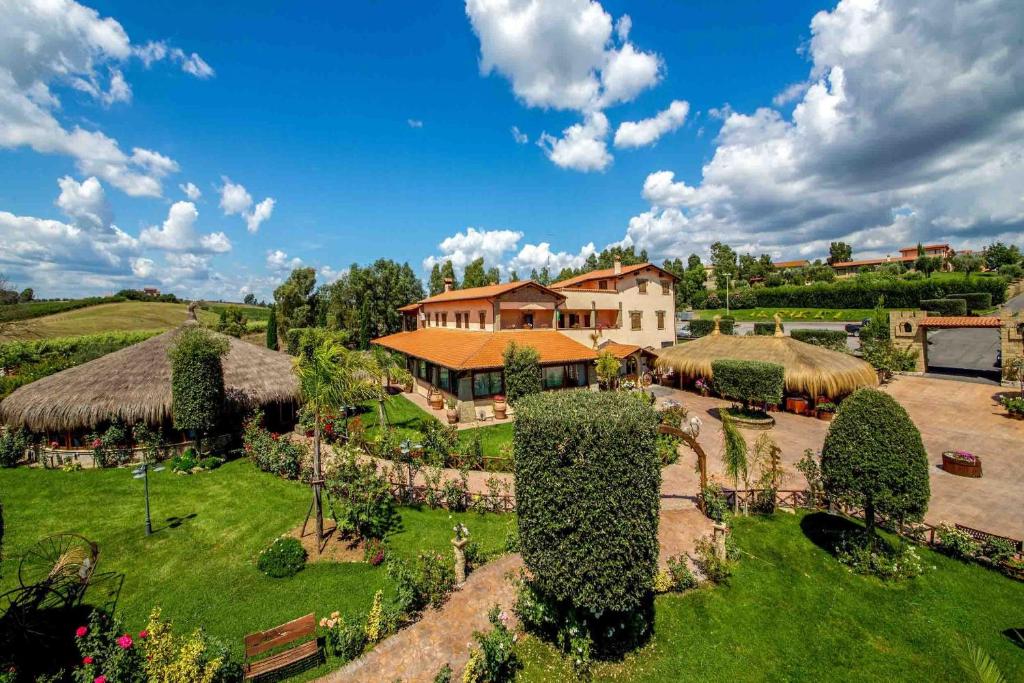 - une vue aérienne sur une maison avec un jardin dans l'établissement Agriturismo 4 Ricci, à Cerveteri