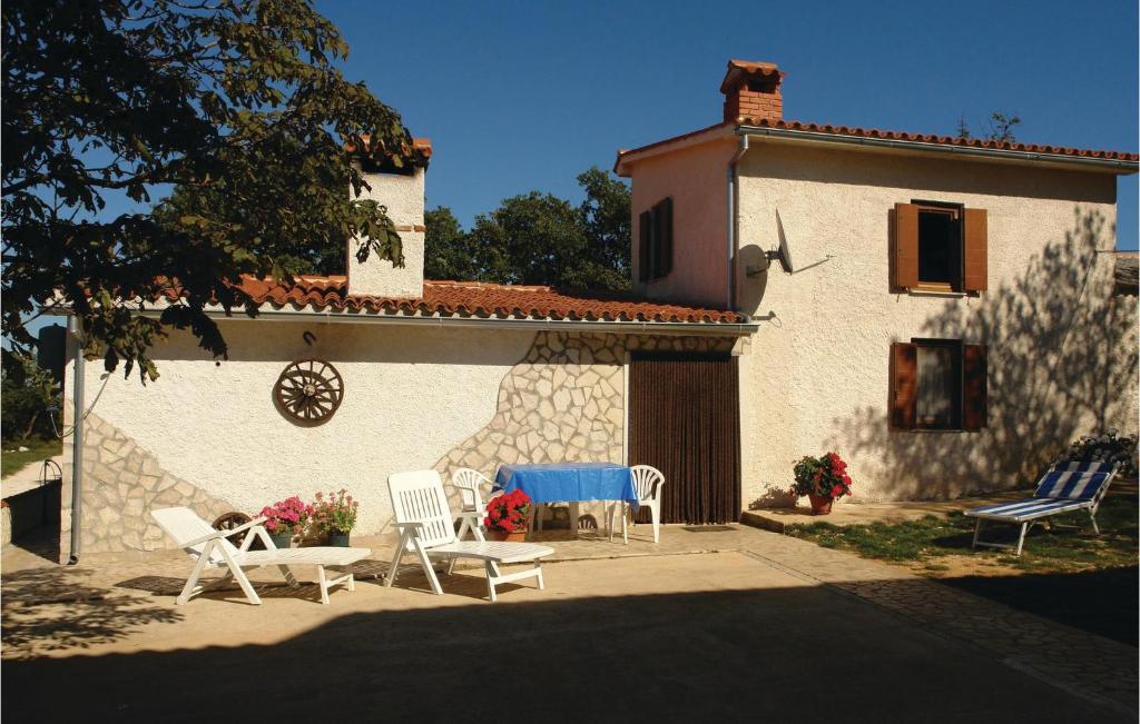 uma mesa e cadeiras em frente a uma casa em Amazing Home In Barban With Kitchen em Barban