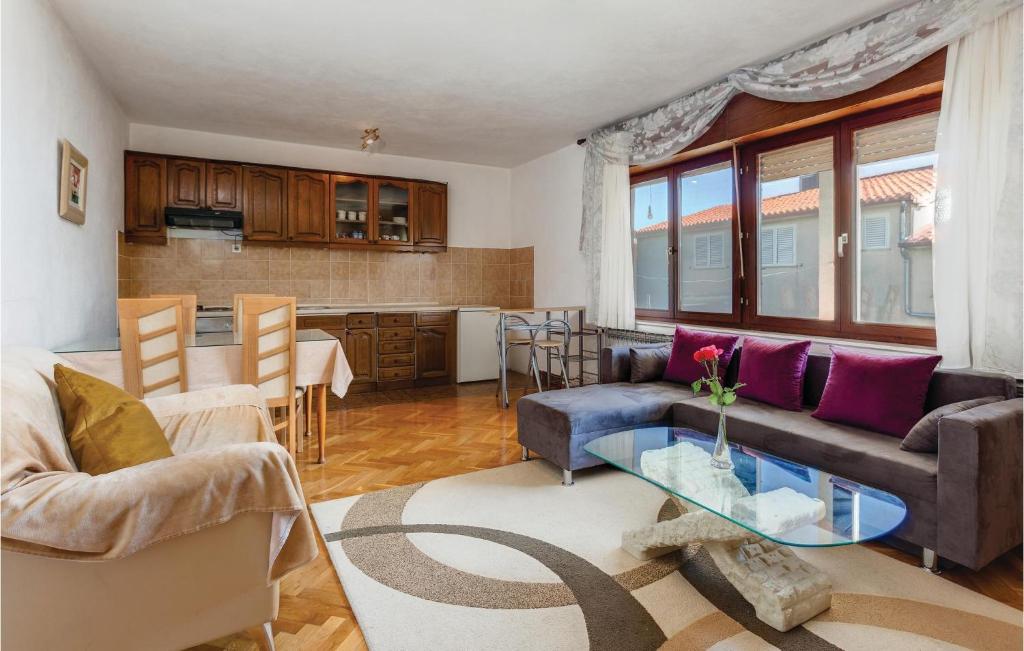 - un salon avec un canapé et une table dans l'établissement Amazing Apartment In Podstrana With Wifi, à Podstrana