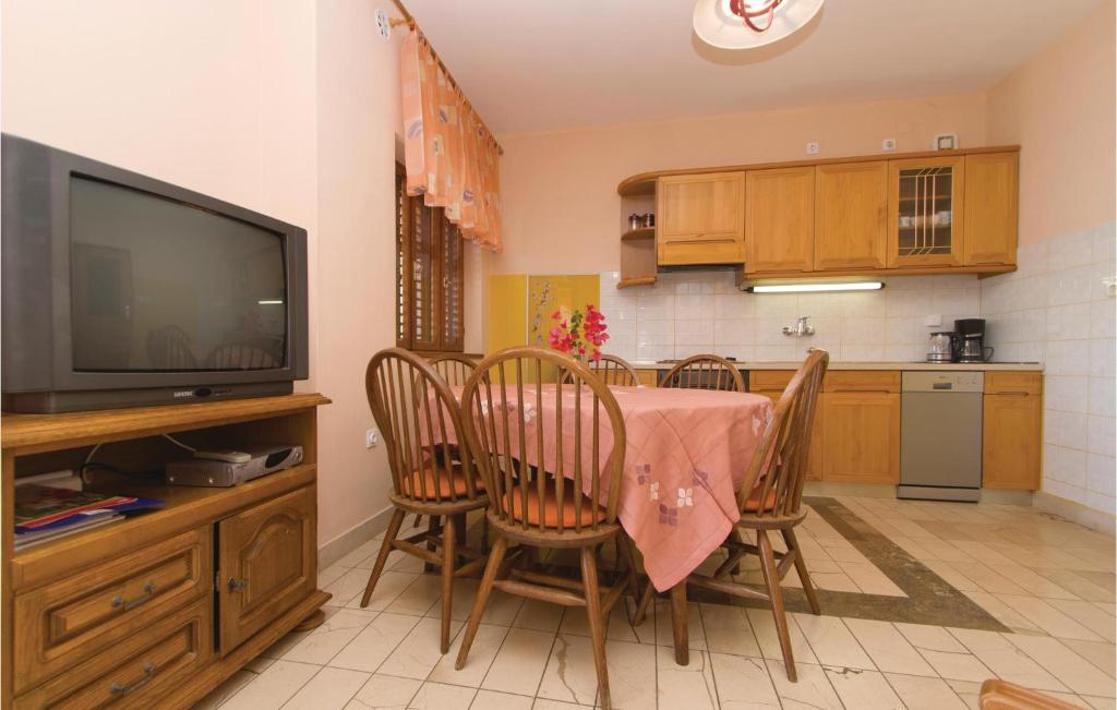 Kuchnia lub aneks kuchenny w obiekcie Apartment Karbuni Bb Iii