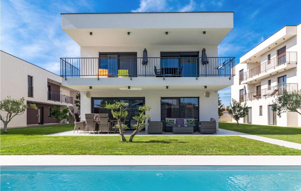 dom z basenem przed nim w obiekcie Cozy Apartment In Medulin w Medulinie
