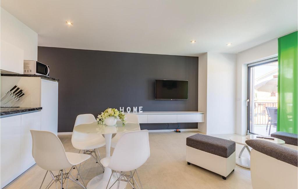 Telewizja i/lub zestaw kina domowego w obiekcie Cozy Apartment In Medulin