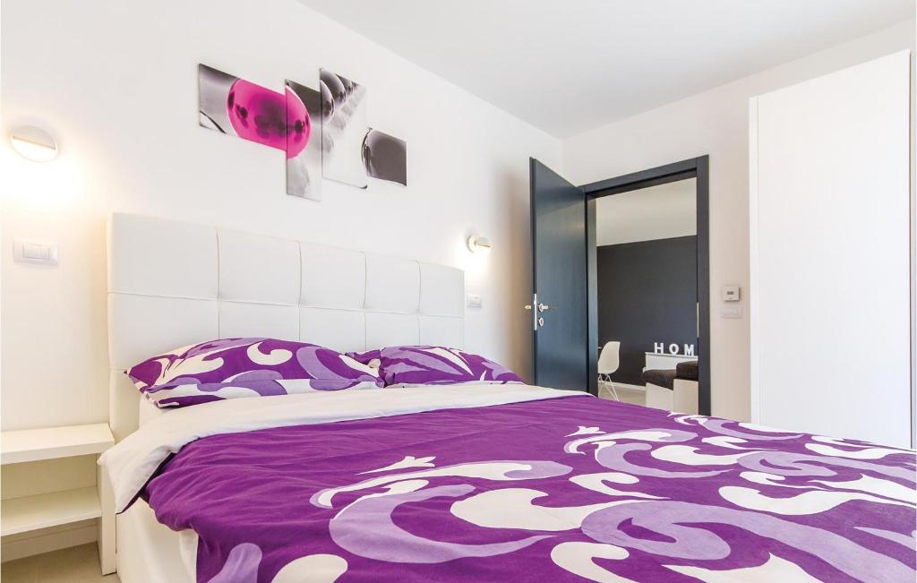 Łóżko lub łóżka w pokoju w obiekcie Cozy Apartment In Medulin