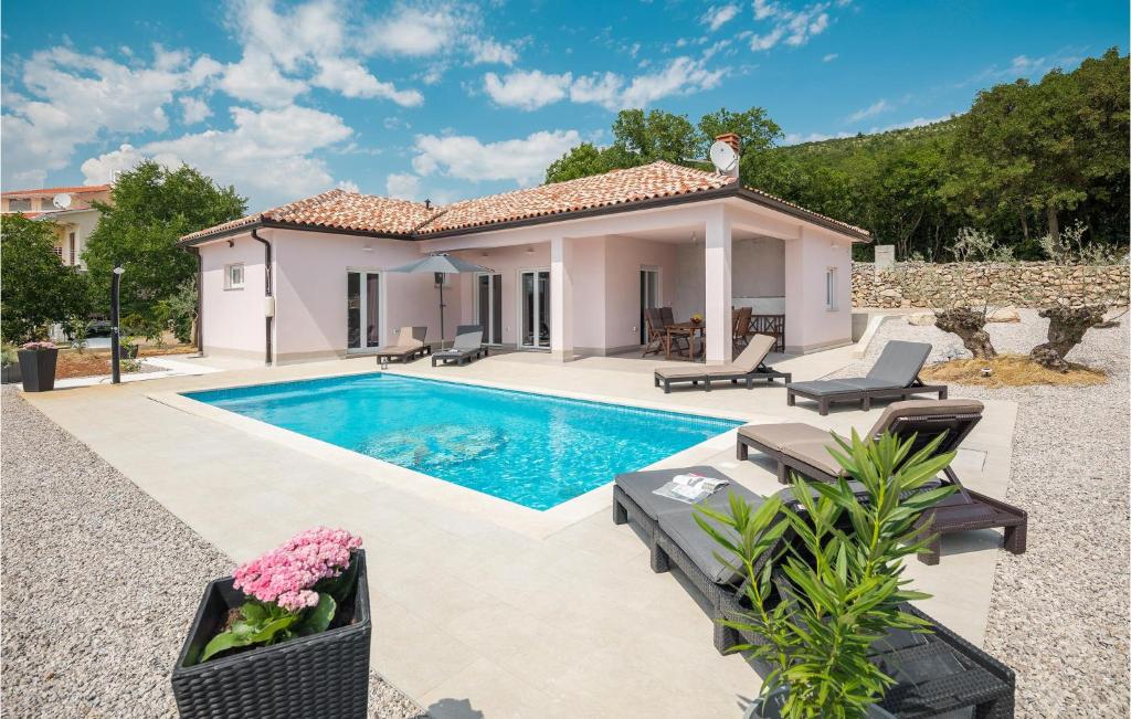 une villa avec une piscine et une maison dans l'établissement Nice Home In Koromacno With Outdoor Swimming Pool, à Koromačno