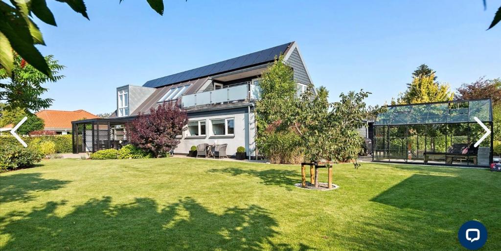 una casa con cortile e parco giochi di Villa Søholt - Silkeborg Bed and Breakfast a Silkeborg