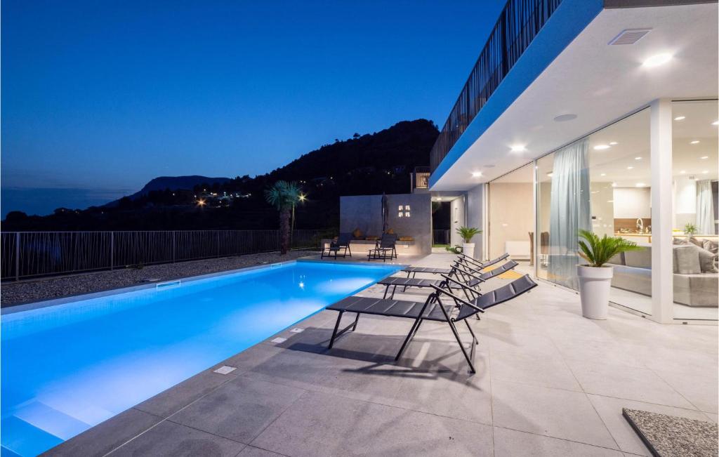 una casa con piscina por la noche en Beautiful Home In Klis With Wifi, en Klis