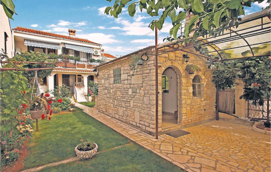 ein altes Steingebäude mit Garten in der Unterkunft Amazing Apartment In Stinjan With House Sea View in Štinjan