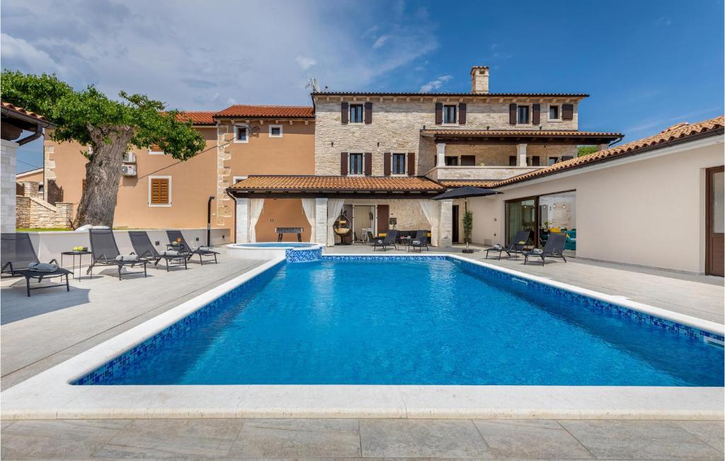 Awesome home in Svetvincenat with Jacuzzi, WiFi and 6 Bedrooms