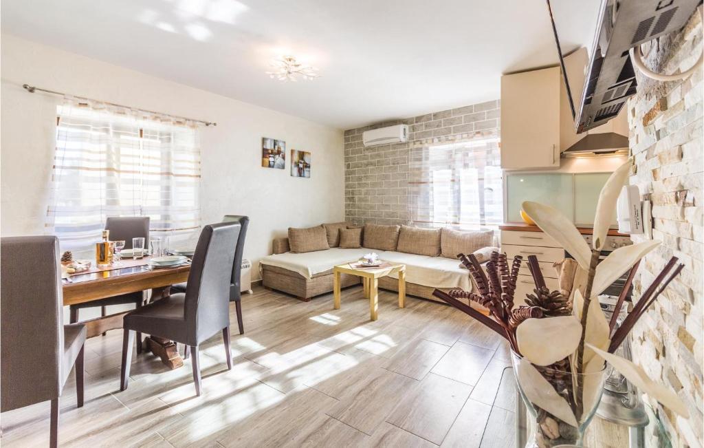 - un salon avec une table et une salle à manger dans l'établissement Beautiful Home In Pomer With Wifi, à Pomer