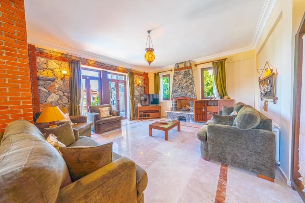 A seating area at VILLA AYCHiN